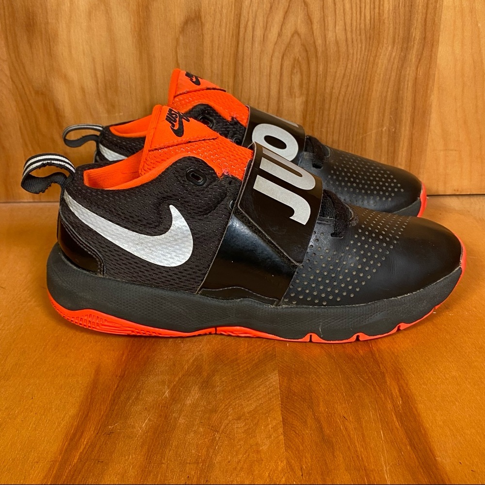 Womens 5.5 Youth 4 Nike Team Hustle D8 JDI Black Reflect Crimson SEF1359